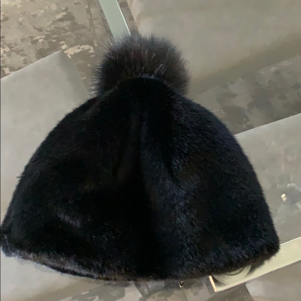 UGG Beanie w/ Pom